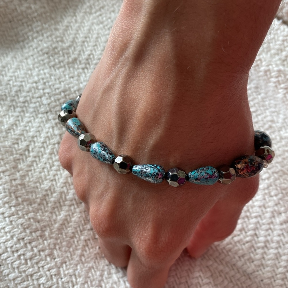 Teal stone beads and metal spheres bracelet